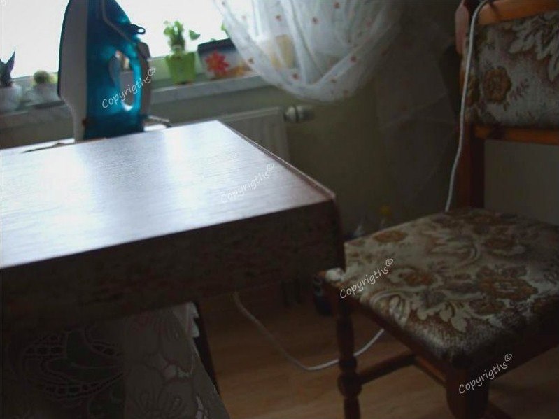 Oklejanie krawędzi płyty obrzeżem przy pomocy żelazka